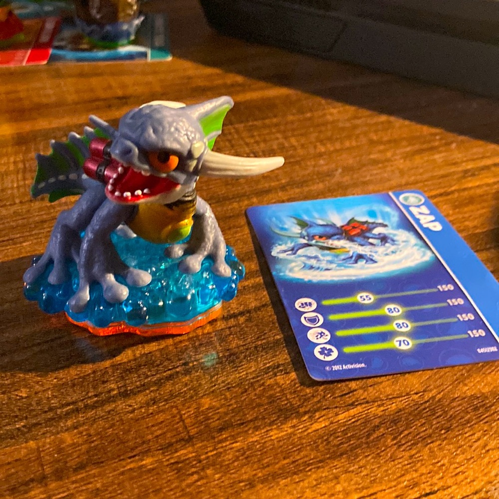 Skylanders giants zap figure and card